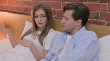 Güzel Genç Çift Yatakta Tartışıyor 