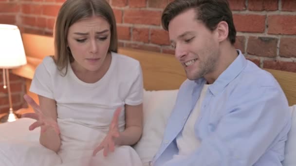 Rozzlobený mladý pár s vážným Argument v posteli — Stock video