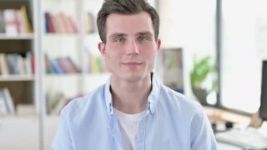 Evet, genç adam işaret ediyor ve kafasını sallıyor.