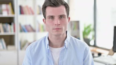 Hayır, Genç Adam El ve Titrek Kafa.