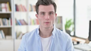 Hayır, el sallayan genç adam.