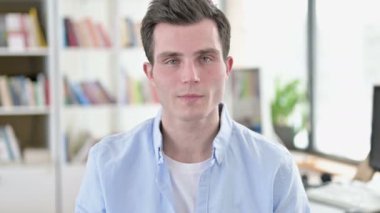 Uçan Öpücük: Neşeli Genç Adam