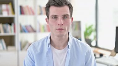 Orta parmağını gösteren kaba genç adam.