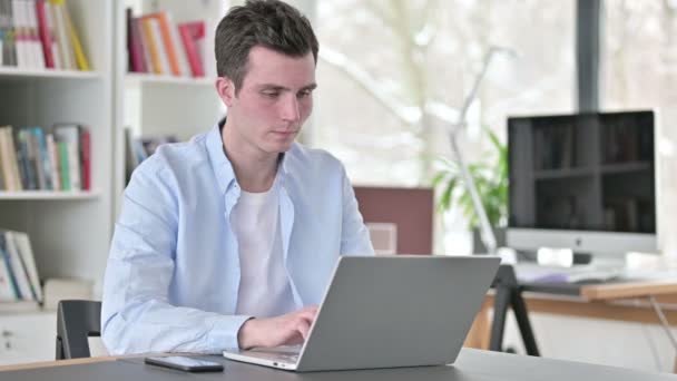 Nee, het afwijzen van jonge man zwaaiende vinger op het werk — Stockvideo