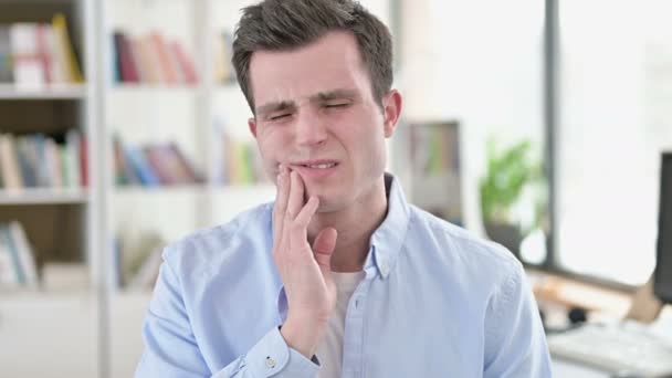 Homem jovem com dor de dente, infecção de dente — Vídeo de Stock