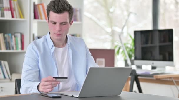 Fehlgeschlagener Online-Einkauf von jungem Mann auf Laptop — Stockvideo