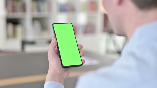 Närbild av människan med hjälp av Chroma Key Smartphone — Stockvideo