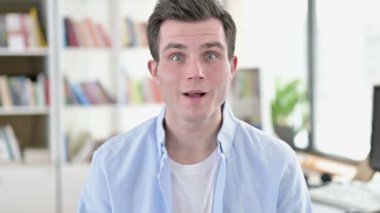 genç adam başarı kutluyor heyecanlı