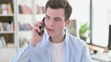 Akıllı telefondan konuşan genç adam.