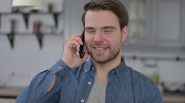 Sakallı Genç Adam 'ın Akıllı Telefonla Konuşan Portresi