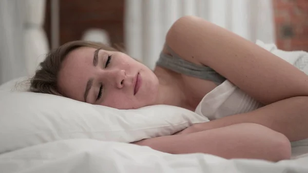 Jovem mulher atraente acordando e saindo da cama — Fotografia de Stock