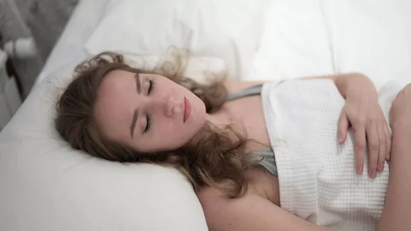 Giovane donna che cerca di dormire a letto — Foto Stock
