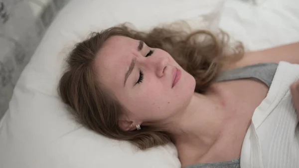 Infelice giovane donna piangendo a letto — Foto Stock