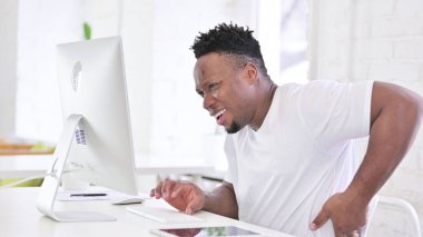 Yorgun Afrikalı Adam sırt ağrısı çekiyor