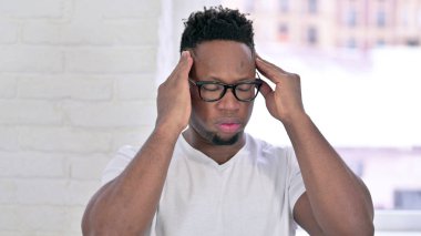 Stresli Sıradan Afrikalı Adam 'ın Baş Ağrısı Portresi