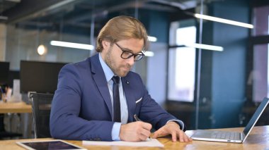 Ofis Masasına Belgeler Yazan İşadamı