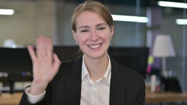 Video Sohbeti yapan Güzel Genç İş kadınının Portresi