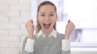 Başarıyı Kutlayan Genç Latin Kadın Portresi