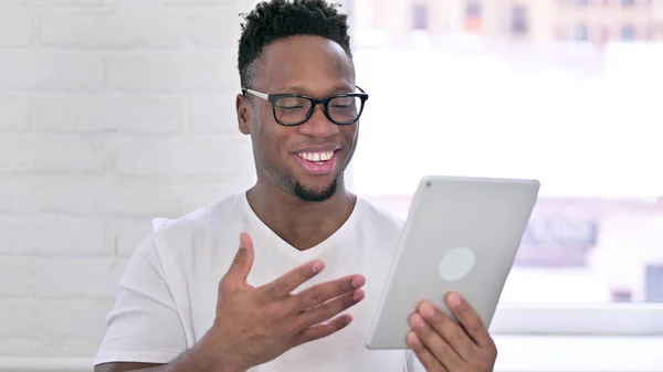 Retrato del hombre africano ocasional haciendo video chat en la tableta —  Fotos de Stock