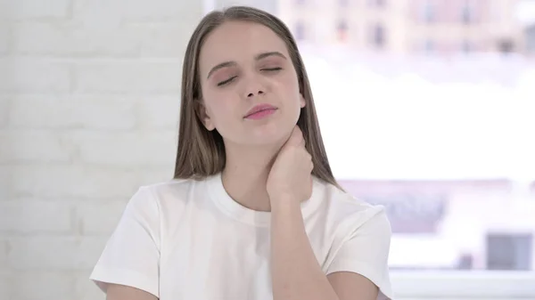 Retrato de mulher jovem estressada com dor no pescoço — Fotografia de Stock