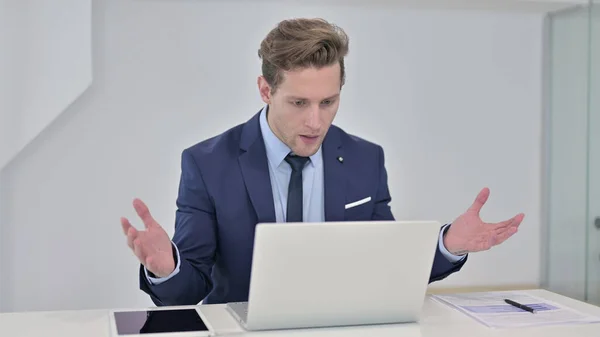 Choqué jeune homme d'affaires réagissant à l'échec sur ordinateur portable — Photo