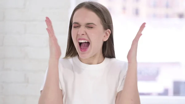 Retrato de una joven enojada gritando — Foto de Stock