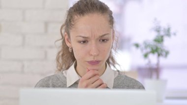 Genç Latin Kadın Bilgisayarda Düşünüyor ve Çalışıyor