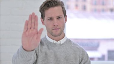 Yaratıcı Genç Adamın Elle Dur İşareti Yaparken Portresi