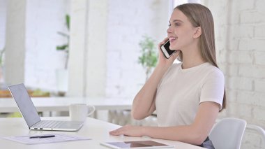 Ofiste Akıllı Telefonla Konuşan Mutlu Genç Kadın