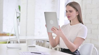 Genç kadın modern ofiste tablet kullanma