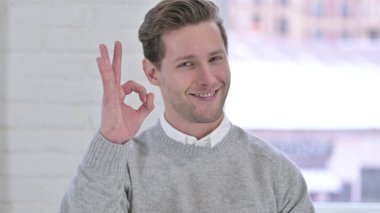 Neşeli Yaratıcı Genç Adam 'ın Portresi Tamam İmzası