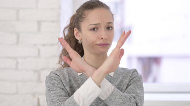 Genç Latin Kadını Reddetmek El Hareketi ile Hayır Der