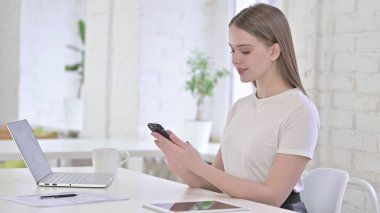 Ofiste Akıllı Telefon Kullanan Heyecanlı Genç Kadın