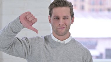 Başparmakları Gösteren Yaratıcı Genç Adam Portresi