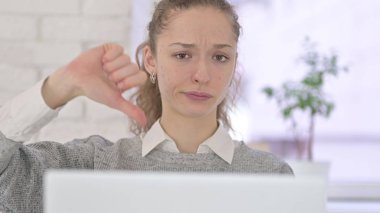 Dizüstü bilgisayarda çalışan Genç Latin Kadın 'dan Başparmaklar Aşağı