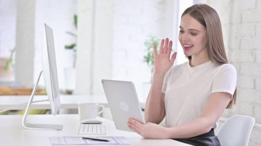 Ofiste Tablet 'te Video Sohbeti Yapan Genç Kadın