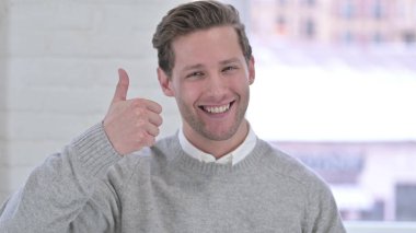 Yaratıcı Genç Adam 'ın Başparmaklarını Gösteren Portresi