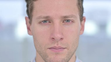 Kameraya Bakan Ciddi Genç Erkeğin Yüzüne Yaklaş 