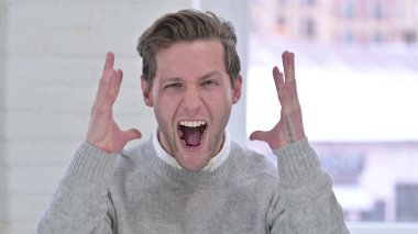 Kızgın Yaratıcı Genç Adam Bağırıyor 'un Portresi