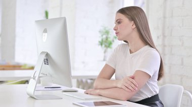 Ofisteki Masaüstünde Düşünen ve Çalışan Genç Kadın