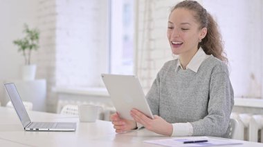 Genç Latin Kadın Ofiste Tablette Video Sohbeti Yapıyor