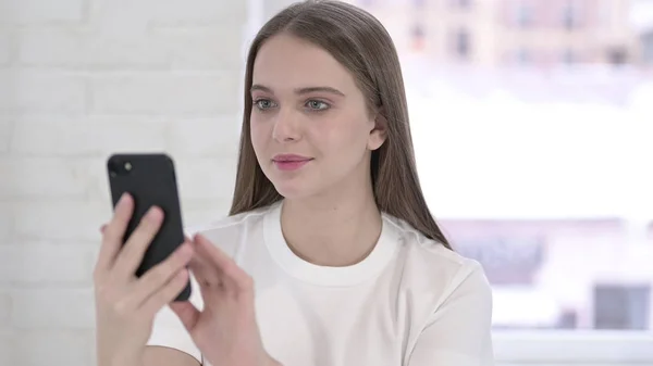 Portrait of Focused Young Woman using Smartphone — Stock Photo, Image