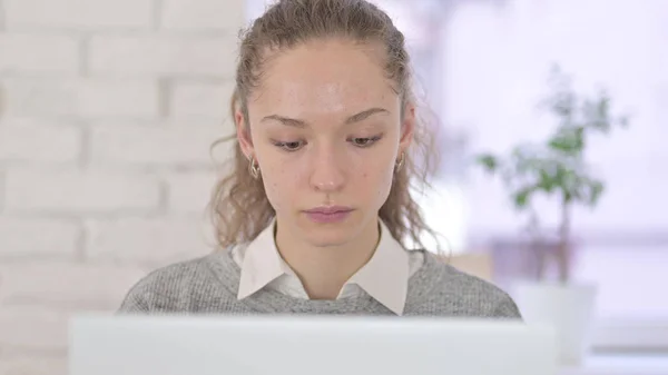 Giovane donna latina che lavora sul desktop in ufficio — Foto Stock