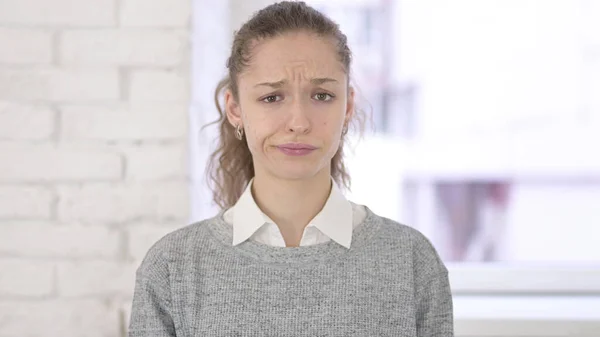 Porträtt av besviken ung latinsk kvinna säger nej av Head Shake — Stockfoto