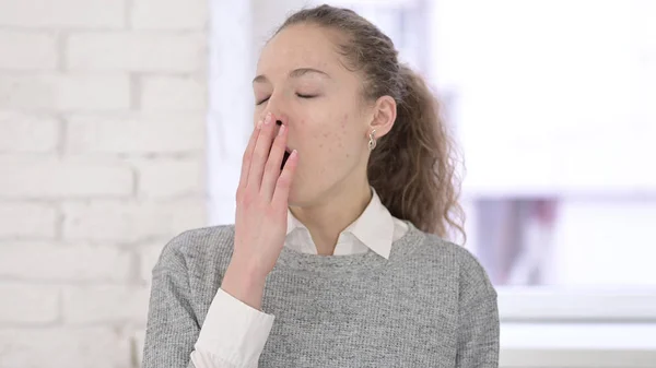 Portrait of Sleepy Young Latin Woman Yawning — Stock Photo, Image