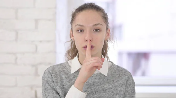Portret młodej Latynoski kładącej palec na ustach, Cisza — Zdjęcie stockowe
