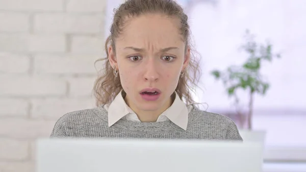 Mujer latina joven decepcionada reaccionando al fracaso en el ordenador portátil — Foto de Stock