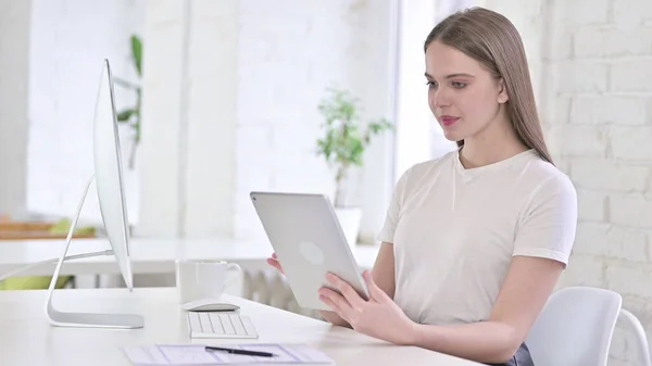 Schöne junge Frau mit Tablet im modernen Büro — Stockfoto
