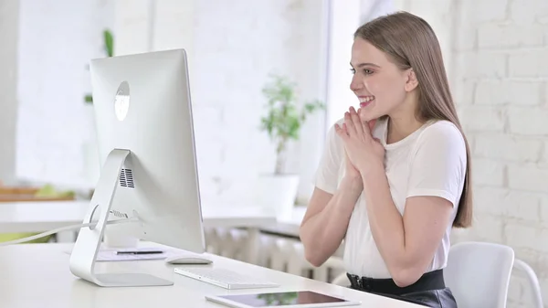 Giovane donna che celebra il successo in ufficio — Foto Stock