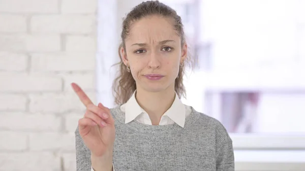 Portret młodej Latynoski mówiący Nie przez Finger Gesture — Zdjęcie stockowe